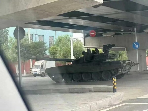 钱龙配资 魔改T-72坦克再次现身包头！这坦克究竟是干啥的？